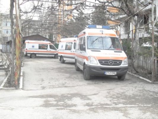 Cele şase ambulanţe noi aşteaptă să fie înscrise în circulaţie